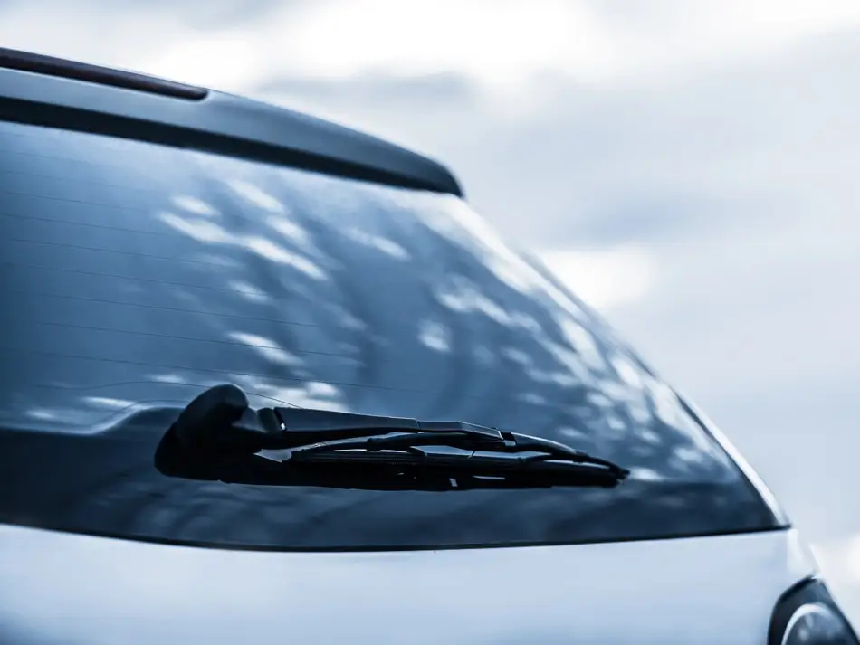 Remplacement de la lunette arrière de votre véhicule : une intervention essentielle pour votre sécurité